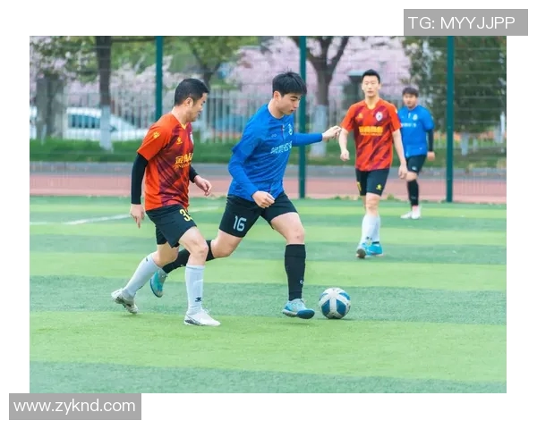 足球瞬间定格在镜头中展现激情与梦想的美丽照片